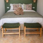 Set van 2 walnoothouten banken met koord