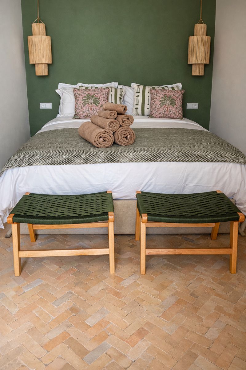 ChatGPT Image 10 janv. 2026, 22_14_49 Set van 2 walnoothouten banken met koord - Image 1