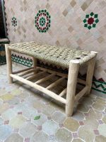 Handgemaakte houten bank met geïntegreerde schoenenopberging van palmbladkoord - Image 2