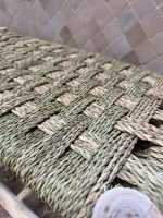 Handgemaakte houten bank met geïntegreerde schoenenopberging van palmbladkoord - Image 3