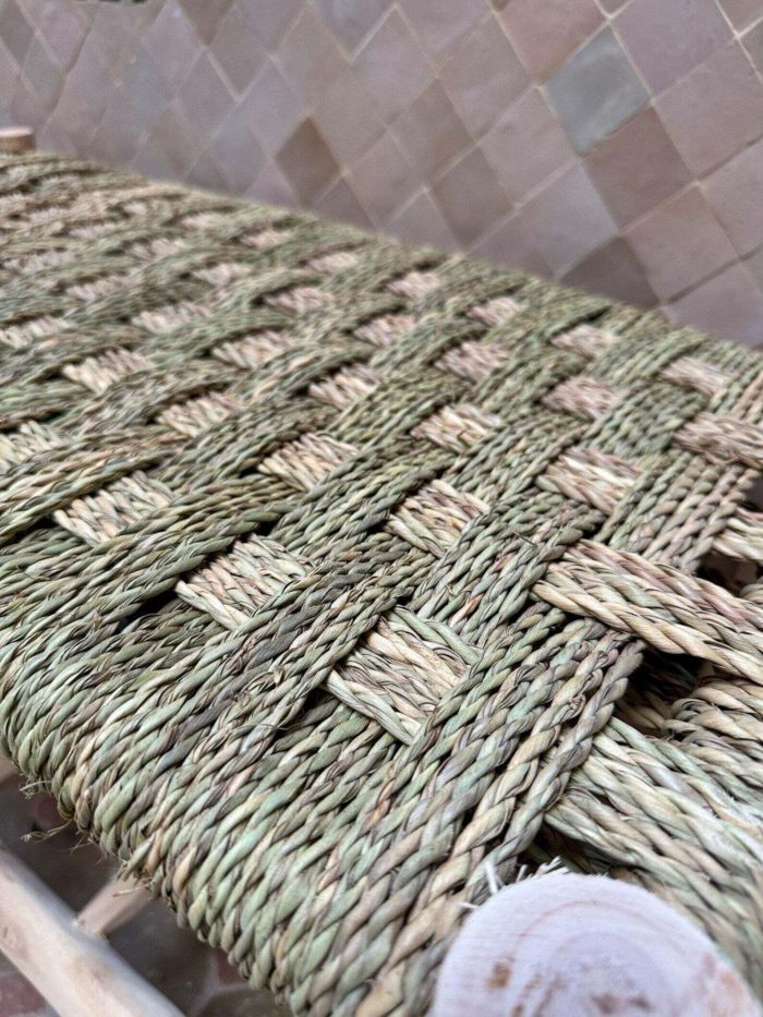 Handgemaakte houten bank met geïntegreerde schoenenopberging van palmbladkoord - Image 3