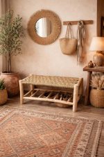 Handgemaakte houten bank met geïntegreerde schoenenopberging van palmbladkoord