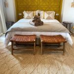 Set van 2 handgemaakte Marokkaanse banken van walnoothout en natuurlijk leer