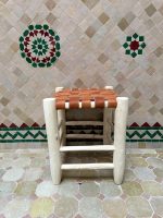 Kleine Marokkaanse Handgemaakte Houten Kruk met Bruin Leer - Image 3