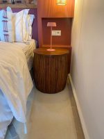 Moderne Geribbelde Walnoten Houten Nachtkastje - Image 5