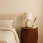 Mesita de noche moderna de nogal con relieve