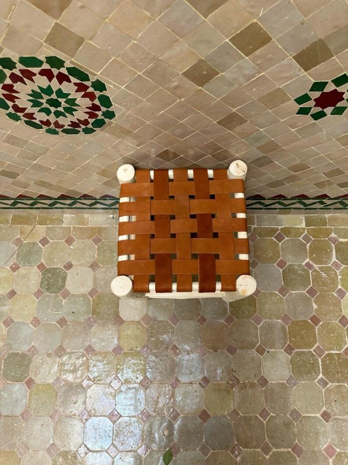 Kleine Marokkaanse Handgemaakte Houten Kruk met Bruin Leer - Image 6