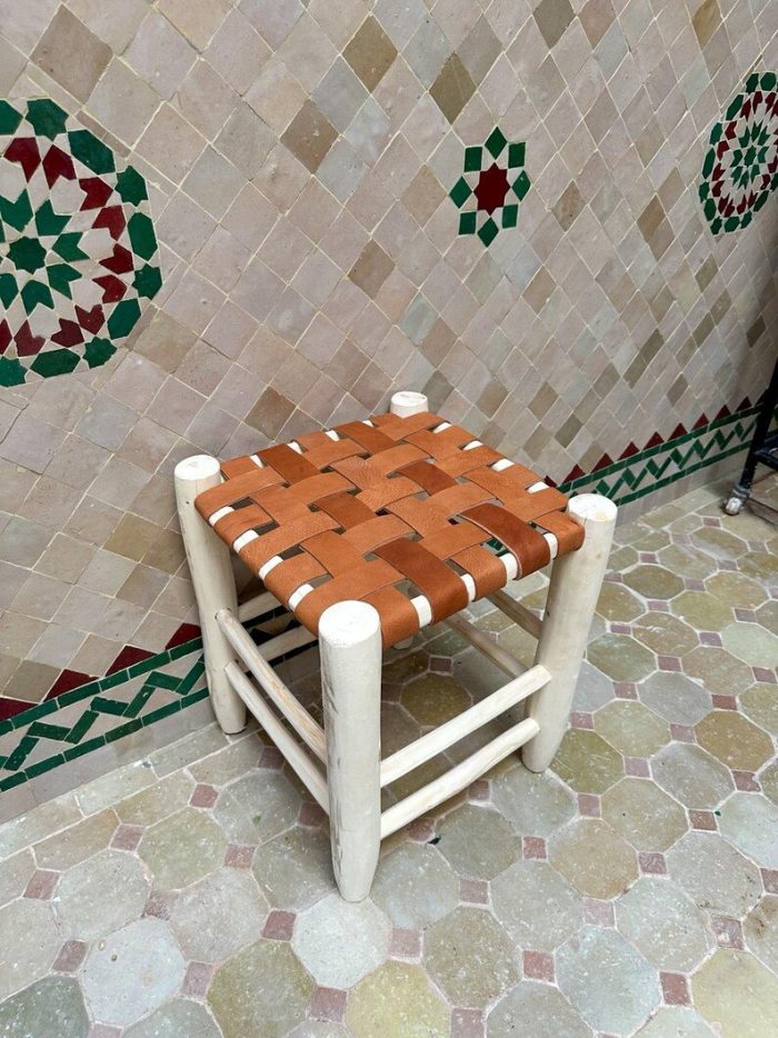 Kleine Marokkaanse Handgemaakte Houten Kruk met Bruin Leer - Image 2