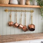 Messing wandrail met haken – keukenrek voor pannen, mokken en keukengerei