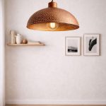 Gehamerde messing hanglamp met bruine patina – artisanale pendellamp
