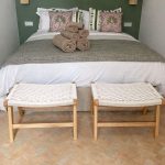 Set van 2 handgemaakte Marokkaanse banken van walnoothout met wit touw