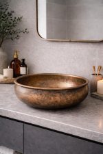 Antieke koperen ronde opbouwwaskom met rustieke patina