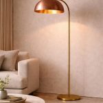 Vloerlamp met koperen kap en messing steel – moderne booglamp
